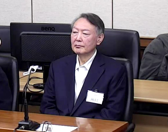 윤석열 전 대통령이 16일 서울 서초구 서울중앙지방법원에서 열린 특수공무집행방해, 범인도피교사, 직권남용 권리행사방해 혐의 등 사건에 대한 1심 선고 공판에 출석해 피고인석에 앉아 있다. 윤 전 대통령은 이날 징역 5년을 선고받았다. 연합뉴스(서울중앙지법 제공)