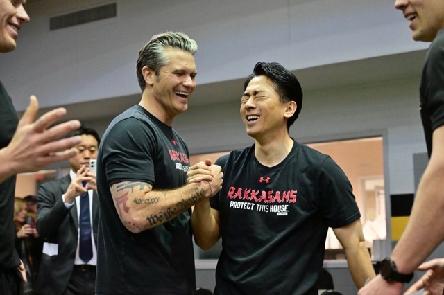 피트 헤그세스 미 국방장관(왼쪽)과 고이즈미 신지로 일본 방위상이 15일 워싱턴 DC 인근 포트 마이어 육군 기지에서 함께 체력훈련을 한 뒤 악수를 하고 있다. 고이즈미 방위상 SNS, 미 국방부