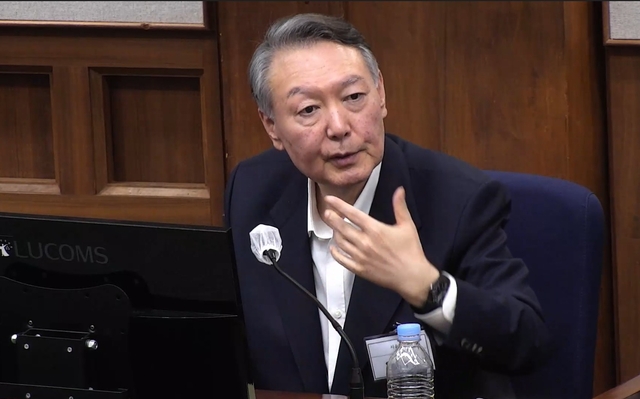 윤석열 전 대통령이 지난해 12월 29일 서울 서초구 서울중앙지법에서 열린 내란 우두머리 혐의 속행 공판에 출석해 발언하고 있다. 서울중앙지법 제공.