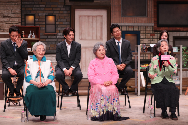 손숙(앞줄 맨 오른쪽) 배우가 13일 서울 강서구 LG아트센터에서 열린 연극 ‘노인의 꿈’ 기자간담회에서 인사말을 하고 있다. 연합뉴스