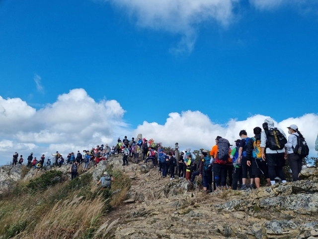 영남알프스 7봉 완등인증 사업 참여자들이 간월산 정상에 오르고 있다. 울주군청 제공