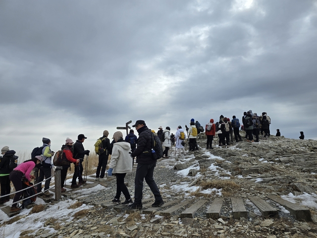 영남알프스 7봉 중 하나인 천황산에서 등산객들이 정상에서 사진을 찍기 위해 기다리고 있다. 울산=곽시열 기자