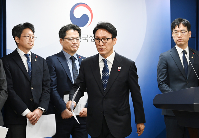 김민석 국무총리가 16일 오전 서울 종로구 정부서울청사에서 행정통합 인센티브와 관련한 브리핑을 마치고 인사하고 있다. 박윤슬 기자