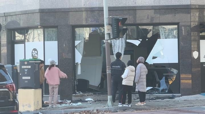 70대가 몰던 승용차, 차량 추돌 후 인도 덮쳐… 4명 중·경상