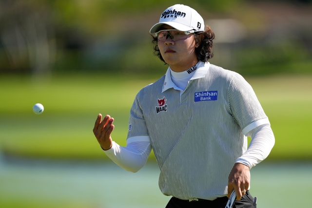 김성현이 17일(한국시간) 미국 하와이주 호놀룰루 와이알레이 컨트리클럽에서 열린 PGA투어 소니오픈 2라운드 3번 홀에서 공을 건네고 있다. AP뉴시스