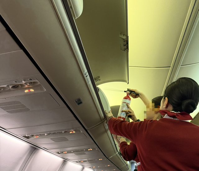 연기를 끄는 이스타항공 승무원들. 연합뉴스