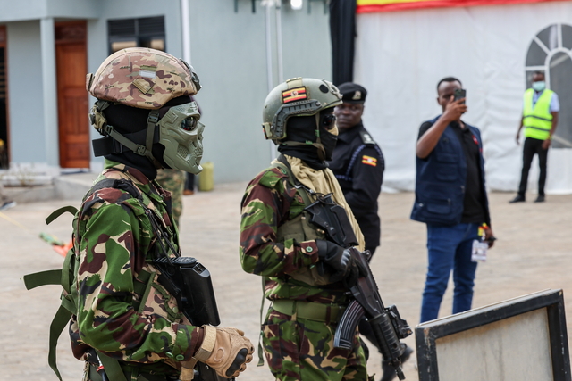16일 우간다 루보와에 있는 선거관리위원회 건물 근처에 군인들의 완전 무장한 채 경비를서고 있다. EPA 연합뉴스