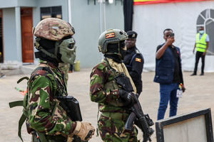 나의 7선을 막지 마라? …야당 후보 군헬기 연행설나오는 우간다