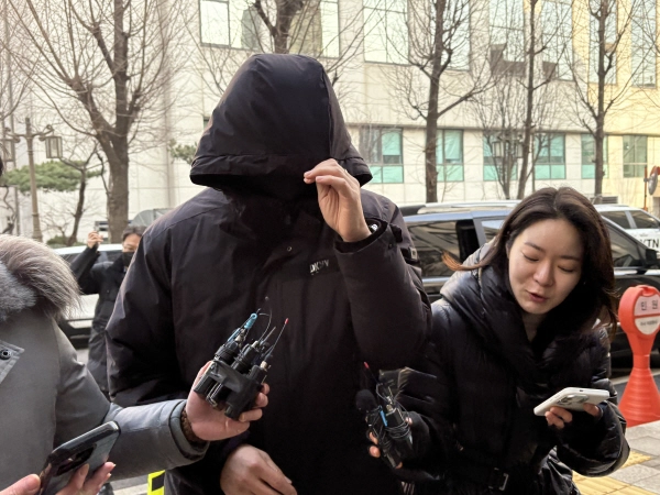 17일 오전 강선우 의원의 전 보좌관 남모씨가 2차 경찰 조사를 받기 위해 서울경찰청 공공범죄수사대 마포 청사에 출석하고 있다. 뉴시스