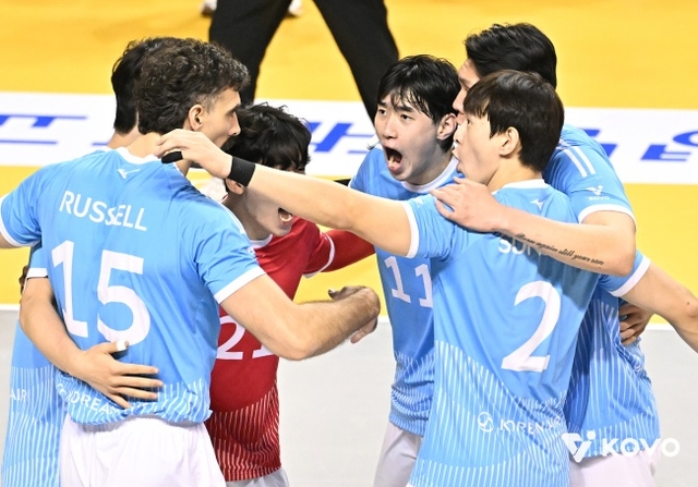김선호(가운데) 등 대한항공 선수들이 16일 경기 의정부 경민대체육관에서 열린 KB손해보험과 진에어 2025∼2026 V리그 남자부 4라운드에서 환호하고 있다. KOVO 제공