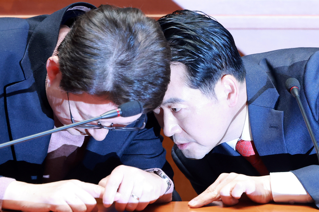 장동혁(오른쪽) 국민의힘 대표와 신동욱 최고위원이 15일 국회에서 열린 의원총회에 참석해 귀엣말하고 있다.연합뉴스