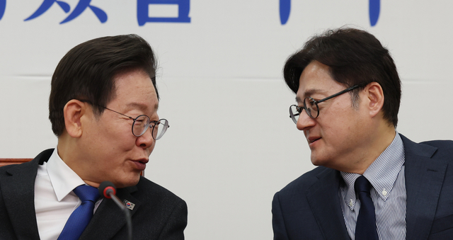 지난 2024년 5월 3일 국회에서 열린 더불어민주당 최고위원회의에서 이재명 당시 대표와 홍익표 원내대표가 대화하고 있다. 뉴시스