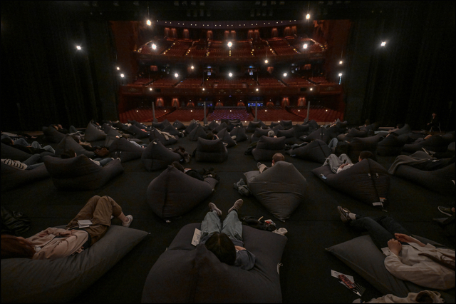 지난해 서울 종로구 세종문화회관 대극장에서 열린 청음회 ‘리스닝 스테이지’에서 관객들이 무대에 누워 음악을 감상하고 있다. 세종문화회관 제공