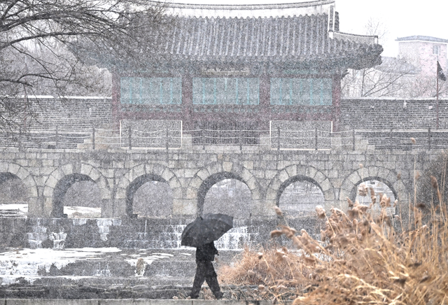 지난 12일 경기 수원시 팔달구 세계문화유산 화성 화홍문에 눈이 내리고 있다. 뉴시스