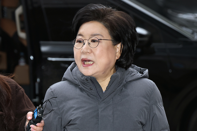 이혜훈 기획예산처 장관 후보자가 지난 16일 서울 중구 예금보험공사에 마련된 인사청문회 준비 사무실로 출근하며 취재진 질문에 답하고 있다.  연합뉴스
