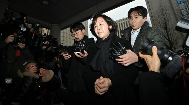 강선우 무소속(전 더불어민주당) 의원에게 공천 헌금 1억 원을 건넨 혐의를 받는 김경(가운데) 서울시의원이 지난 15일 오전 2차 조사를 받기 위해 서울 마포구 서울경찰청 광역수사단으로 들어서고 있다. 백동현 기자