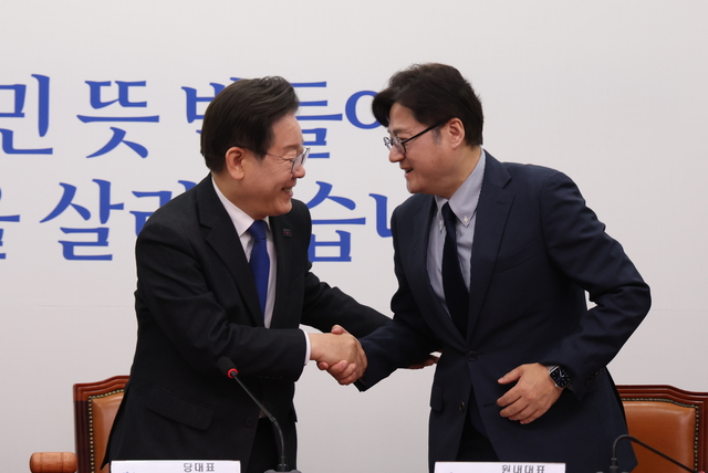 지난 2024년 5월 3일 이재명 당시 더불어민주당 대표가 국회에서 열린 최고위원회의에서 임기를 마치는 홍익표 원내대표와 악수하고 있다. 뉴시스