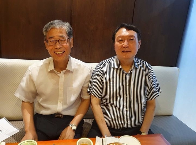 신평 변호사(왼쪽) 페이스북에 올라온 그와 윤석열 전 대통령. 신평 페이스북