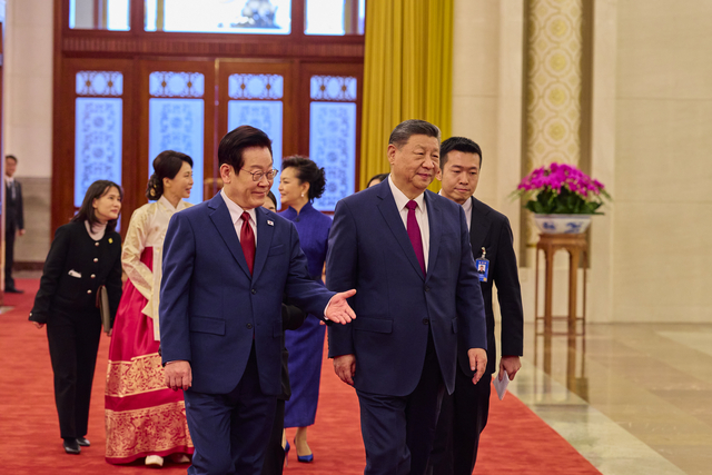 이재명 대통령과 시진핑 중국 국가주석이 지난 5일 베이징 인민대회당에서 열린 이 대통령 공식환영식 후 정상회담을 위해 이동하고 있다. 연합뉴스