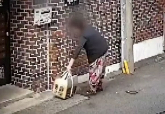 남의 집 앞 상자 ‘툭’ 버리고 사라진 여성…안에는 ‘이것’ 들어있어