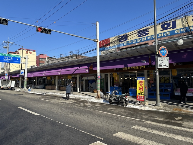 환경 개선 사업 이후 경동시장 앞 고산자로 일대 보행로가 확장돼 있다. 동대문구청 제공