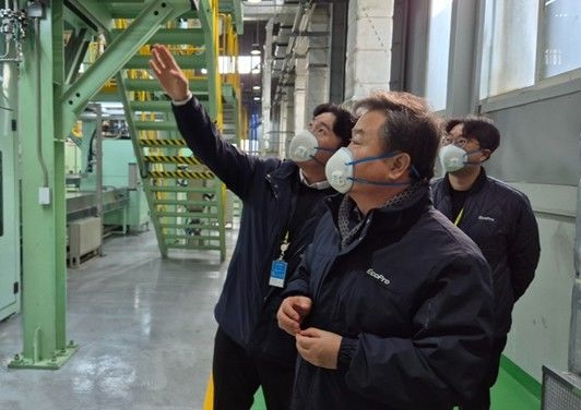 이동채(가운데) 에코프로 창업주가 지난 7일 충북 청주시 에코프로비엠 연구동을 방문해 관계자들과 이야기를 나누고 있다. 에코프로 제공