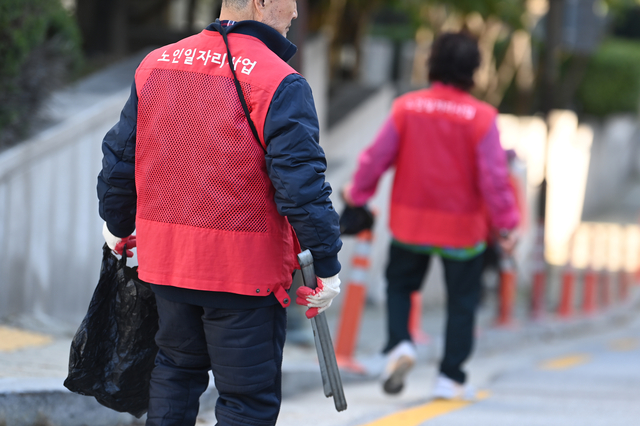 서울 시내에서 노인일자리사업조끼를 입고 환경미화 공공근로를 하는 어르신들. 문화일보 자료사진
