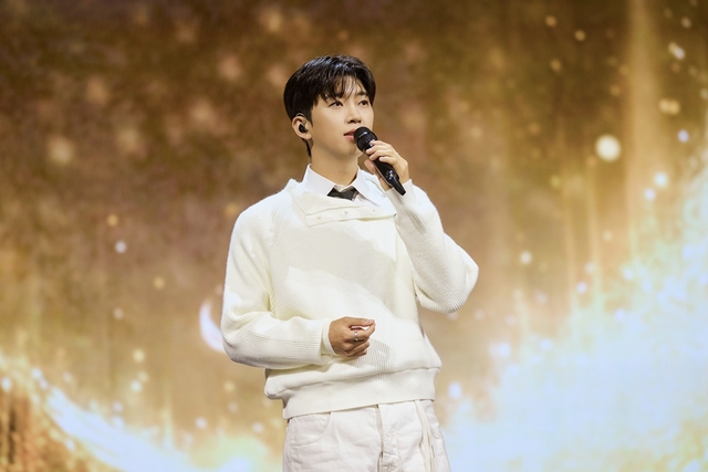 가수 임영웅이 17일 서울 고척스카이돔에서 진행한 ‘아임 히어로’ 공연은 플로어석(아래)까지 관객들이 꽉 들어찼다.  물고기뮤직 제공