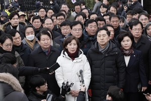 체포 방해 혐의 尹 징역 5년에…김병주, 관저간 45명 “경찰에 자수하라”