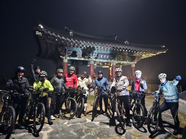 지난 15일 밤‘산들MTB’회원들이 야간 라이딩 중 전북 완주군 삼례읍 비비정 언덕에서 기념 촬영을 하고 있다.  산들MTB제공