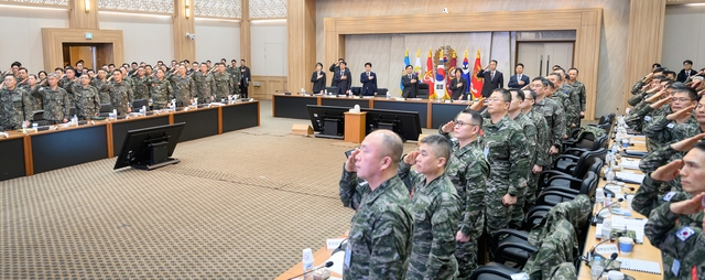 안규백 국방부장관이 19일 충남 계룡대에서 핵심 국방정책 추진을 위한 준비상태 점검에 앞서 국민의례에 임하고 있다. 국방부 제공