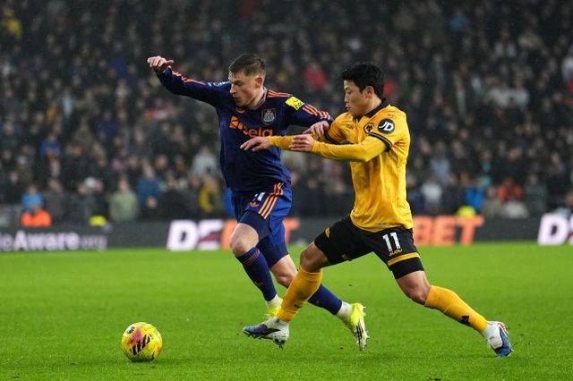 울버햄프턴의 황희찬(오른쪽)이 18일(한국시간) 영국 울버햄프턴의 몰리뉴 스타디움에서 열린 브렌트퍼드와 EPL 22라운드 홈 경기에서 상대 선수와 공 다툼을 하고 있다. AP뉴시스