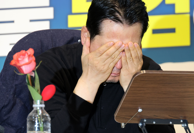 장동혁 국민의힘 대표가  19일 국회 로텐더홀에서 더불어민주당에 통일교·공천헌금 ‘쌍특검’ 수용을 요구하며 닷새째 단식 투쟁을 이어가고 있다. 그 앞에 장미 한 송이가 놓여있다. 연합뉴스