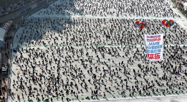 17일 강원 화천군 화천천 일원에서 열린 2026 화천산천어축제가 얼음낚시를 즐기는 관광객들로 붐비고 있다. 화천군 제공