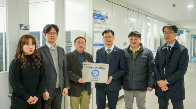 김남균(왼쪽 네번째) 한국전기연구원 원장이 안전관리 최우수 연구실에 선정된 ‘절연재료화학실험실’ 구성원들과 기념 사진을 찍고 있다. 한국전기연구원 제공