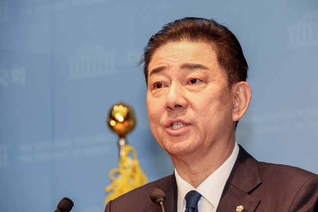 김병기 더불어민주당 의원이 19일 서울 여의도 국회 소통관에서 윤리심판원의 제명 처분 결정 등 그간의 심경에 관한 입장을 밝히고 있다. 연합뉴스