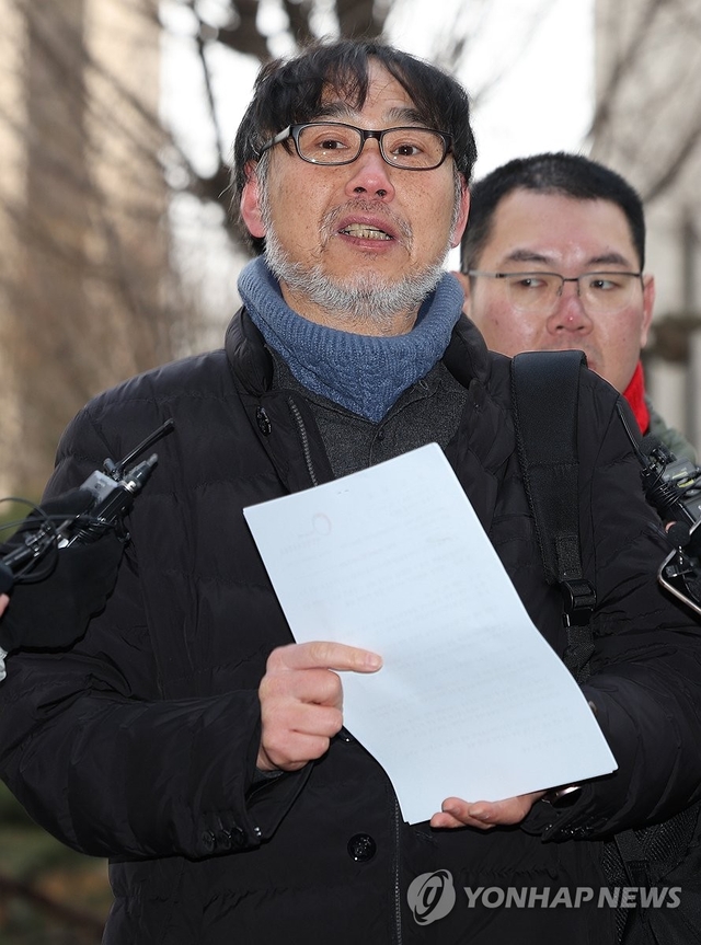 김순환 서민민생대책위원회 사무총장이 19일 서울경찰청 공공범죄수사대 앞에서 기자회견을 하고 있다. 연합뉴스