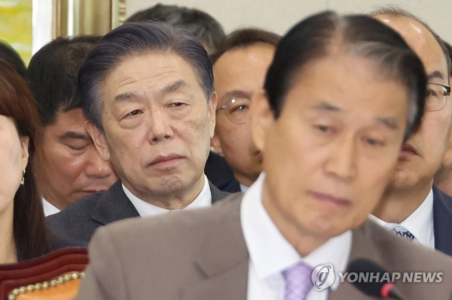 권오을 국가보훈부 장관과 김형석(뒤) 독립기념관장이 지난해 10월 28일 서울 여의도 국회에서 열린 정무위원회의 보훈부 등에 대한 종합감사에서 위원 질의를 듣고 있다. 연합뉴스