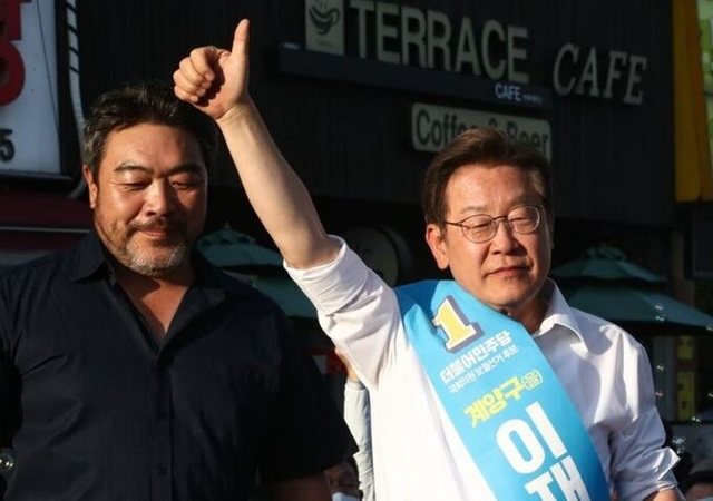 2022년 5월31일 당시 이재명 더불어민주당 총괄선대위원장(오른쪽)과 배우 이원종 씨가 인천 계양구 계산역 앞에서 집중유세를 펼치고 있다. 연합뉴스