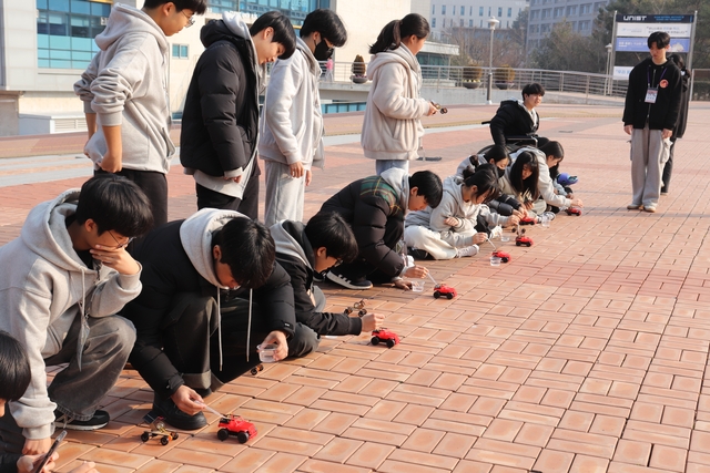 울산과학기술원(UNIST)이 지난해 연 ‘UNIST 울주군 과학 멘토링’에서 참여 학생들이 실험에 참여하고 있다. UNIST 제공