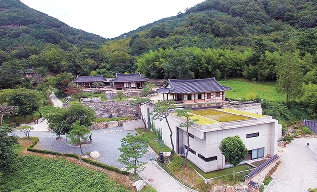 갤러리와 고택이 상·하층 구조로 조성돼 있는 아원고택 전경.  아원고택 제공