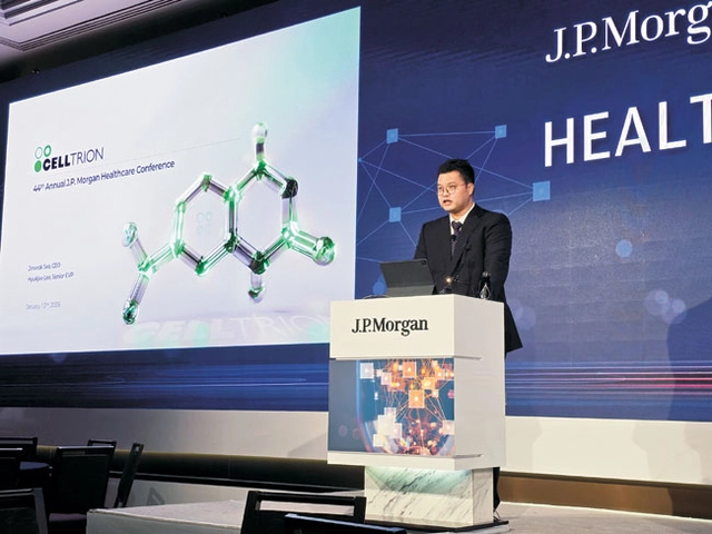 서정진 셀트리온그룹 회장의 장남인 서진석 셀트리온 경영사업부 대표가 존 림 대표에 이어 연단에 올라 회사의 중장기 전략을 밝히는 모습. 셀트리온 제공