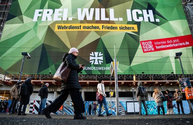 지난 16일(현지시간) 독일 베를린의 한 대형 광고판에 독일 연방군 광고가 게시돼 있다. 독일어 ‘Freiwillig’(자발적으로)를 활용한 “Frei. Will. Ich”(자유를 이뤄내는 나)라는 슬로건이 담겼다. AFP 연합뉴스