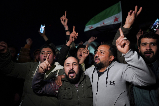 18일 시리아 민주군(SDF) 철수 후 정부군이 시리아 라카 시에 진입하자 시민들이 환호하고 있다. 로이터 연합뉴스