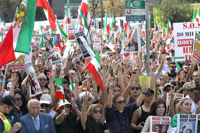 18일 미국 LA에서 시민들이 이란 국기를 들고 이란 반정부 시위를 벌이고 있다. 로이터 연합뉴스