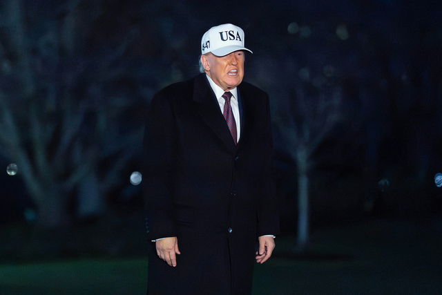 도널드 트럼프 대통령이 11일(현지시간) 워싱턴 백악관 남쪽 잔디밭을 걸으며 기자들에게 이야기하고 있다. AP 연합뉴스