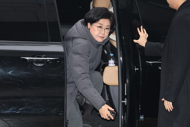 이혜훈 기획예산처 장관 후보자가 지난 16일 서울 중구 예금보험공사에 마련된 인사청문회 준비 사무실로 출근하고 있다.  연합뉴스