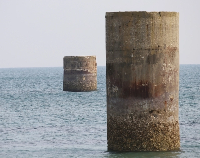 일본 야마구치현 우베시 연안 바닷가에 콘크리트 기둥으로 만들어진 조세이 탄광 환기구 ‘피아(Pier)’ 2개가 서 있다.  연합뉴스

