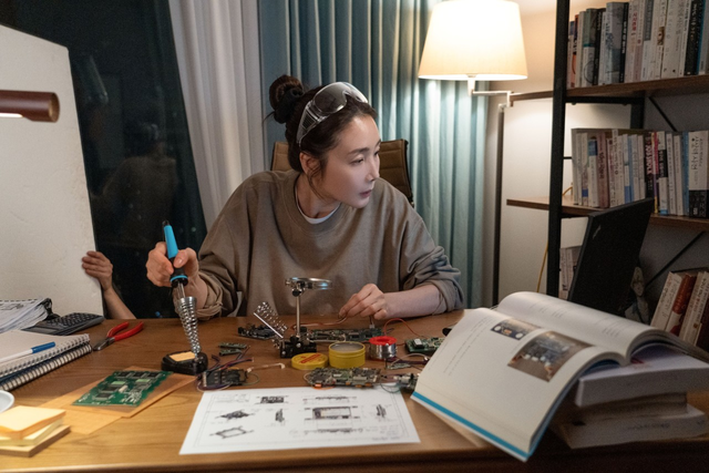 배우 최지우가 1형 당뇨를 앓는 아들을 위해 국내에 부착형 연속혈당측정기를 들여온 실존 인물 김미영 씨를 연기했다.  스튜디오타겟 제공