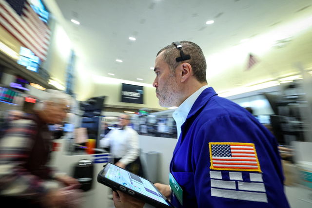 지난 15일 미국 뉴욕 증권거래소에서 한 주식거래인이 태블릿을 들고 업무를 보고 있다. 로이터 연합뉴스